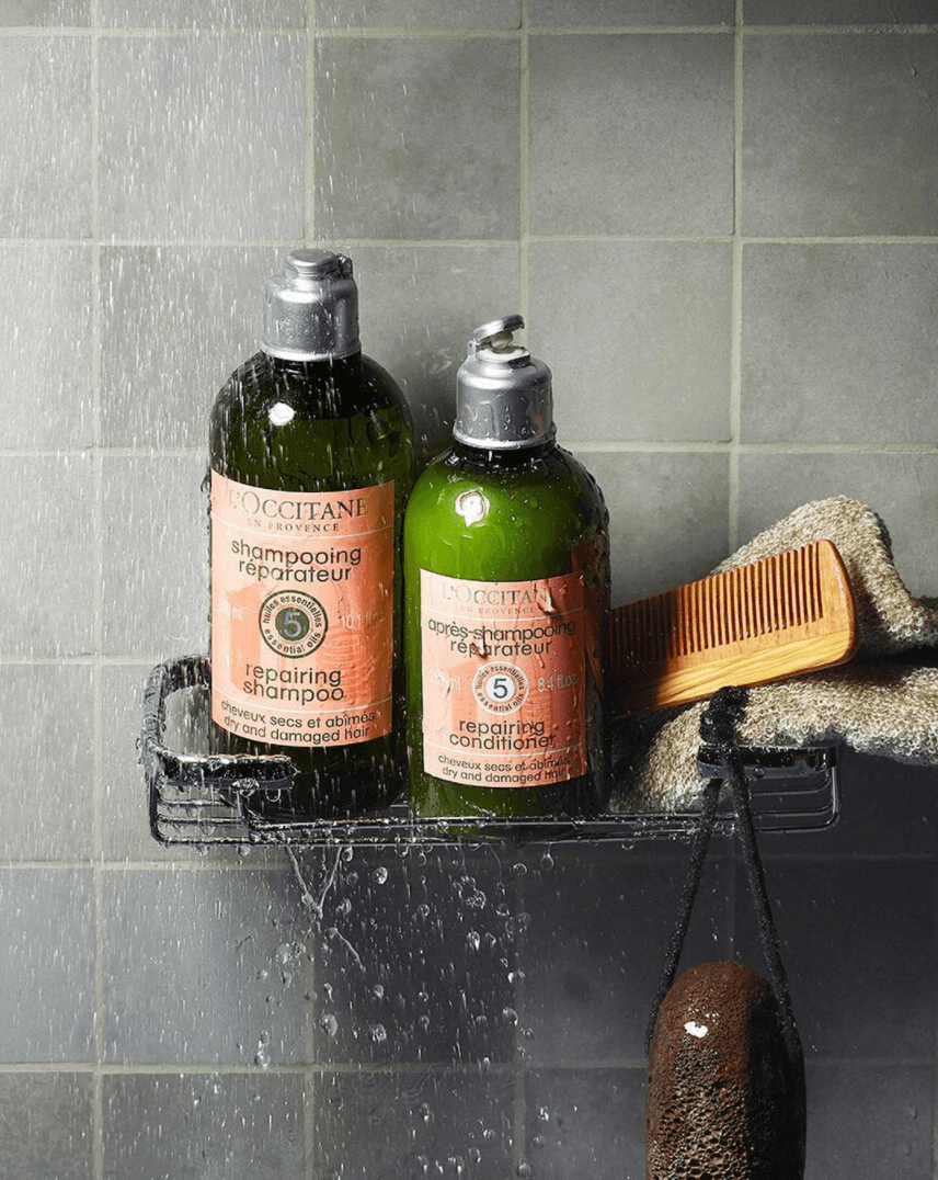 L'occitane Intensive Repair Shampoo + Conditioner 75 ml.  ด้วยกลิ่นหอมของน้ำมันหอมระเหย 5 ชนิด (กระดังงา สวีทออเร้นจ์ ลาเวนเดอร์ เจอเรเนียม และแองเจลิก้า ) ช่วยปลอบประโลมหนังศีรษะ มอบกลิ่นหอมอ่อนโยน ให้เส้นผม  ไม่ให้เส้นผมพันกัน ซ่อมแซมเส้นผมอย่างเข้มข้น สำหรับผมแห้งเสีย และเสียจากสารเคมี