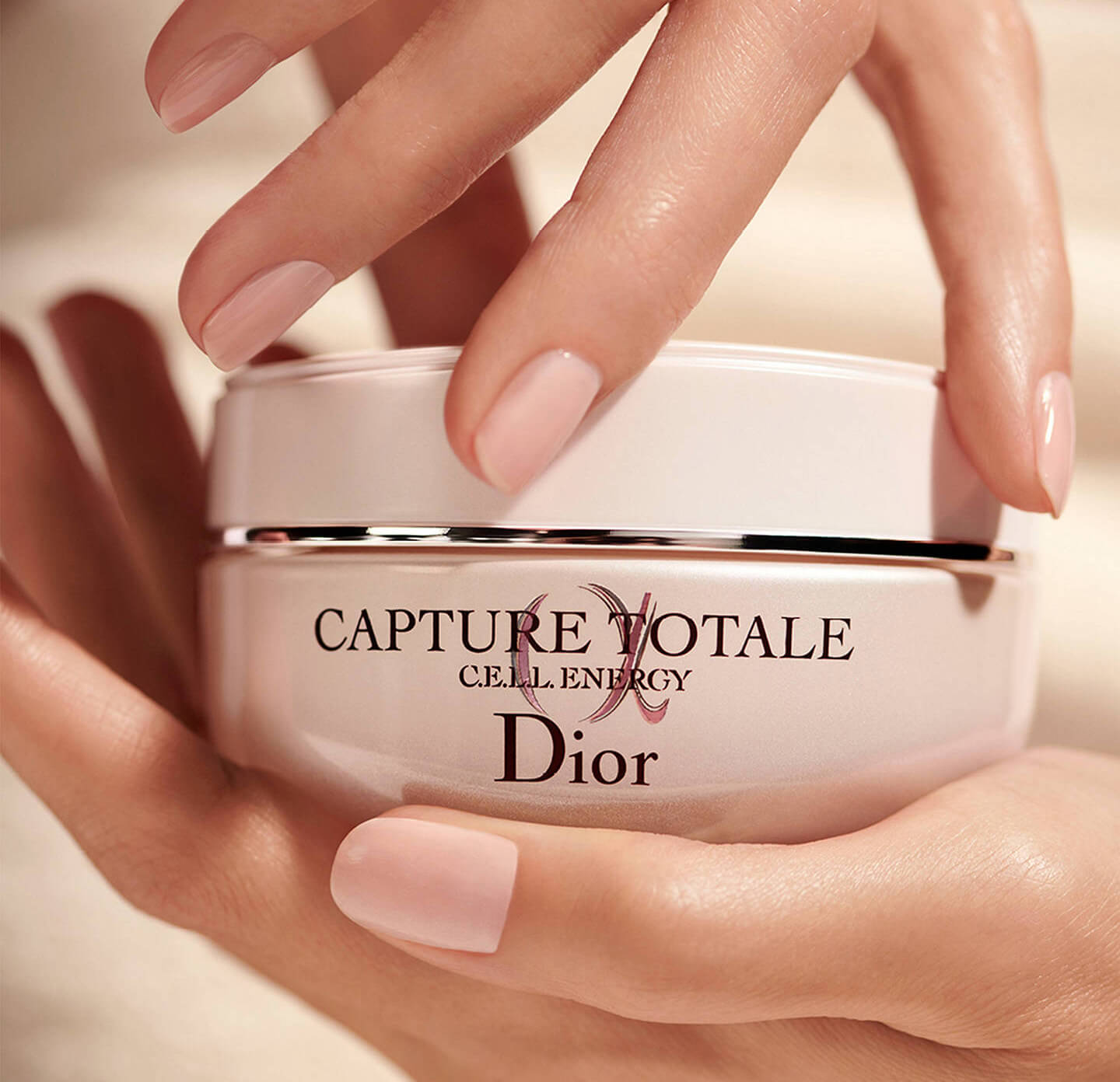 Dior Capture Totale Cell Energy Firming & Wrinkle-Correcting Creme 15 ml   เนื้อสัมผัสเบาสบายผิว ซึมง่าย ครีมฟื้นฟูผิวอย่างเข้มข้น เข้าถึงแก่นหัวใจของผิวเพื่อตรงเข้าจัดการสัญญาณริ้วรอยทั้งหมด แลดูเปล่งปลั่งกระจ่างใส อ่อนเยาว์ และสุขภาพดียิ่งขึ้นในทุกช่วงวัย