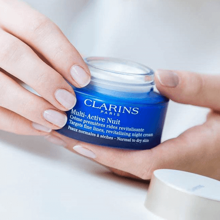 Clarins Multi-Active Nuit Targets Fine Lines Revitalizing Night Cream 50 ml​  พร้อมสารสกัด Ambiaty พืชในตำรายาจากมาดากัสก้า ช่วยสมานรอยต่อระหว่างชั้นผิว ฟื้นฟูขบวนการส่งผ่านอาหารและน้ำในผิว  ช่วยลดเลือนริ้วรอยแรกก่อนวัย Hesperidin, สารสกัดจากเปลือกส้มคุณค่าต่อต้านอนุมูลอิสระและปกป้องผิวจากสิ่งแวดล้อมในเวลากลางวัน  ที่อยู่ในรูปของ Multi - Lmelins แคปซูลพิเศษที่จะส่งผ่านคุณค่าปกป้องผิวได้ทุกเวลายาวนานตลอดวันเท่าที่ผิวต้องการ เสมือนการได้นอนครบสมบูรณ์ 8 ชั่วโมง พร้อมคืนความเรียบเนียน เปล่งปลั่งอ่อนเยาว์ให้ผิว 