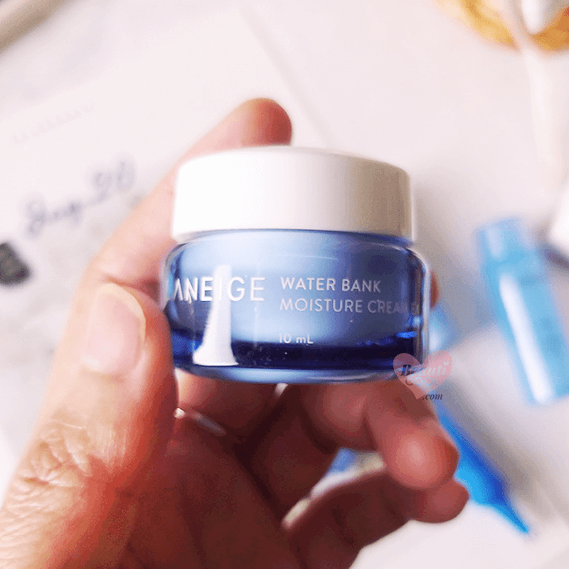 Laneige Water Bank Moisture Cream EX 10 ml. เจลครีมบำรุงผิวสูตรน้ำที่ช่วยเพิ่มความชุ่มชื้นให้ผิวได้ยาวนาน เพื่อผิวที่แลดูอิ่มน้ำ โกลว์สวยสุขภาพดี  ช่วยล็อกความชุ่มชื้นไว้ในผิว พร้อมส่วนผสมจากทะเลอย่าง Green mineral water ฟื้นฟูผิวแห้งกร้านได้อย่างล้ำลึก