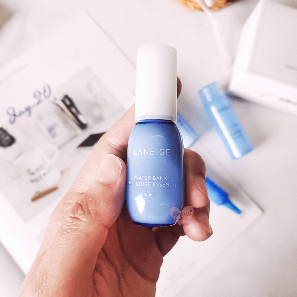 Laneige Water Bank Moisture Essence 10 ml. เอสเซนส์บำรุงผิวสำหรับผิวแห้ง สูตรเข้มข้น เหมาะสำหรับใช้เป็นขั้นตอนแรกเพื่อบำรุงผิวให้ชุ่มชื้นอย่างล้ำลึก  เอสเซนส์เนื้อบางเบา ซึมซาบเข้าสู่ผิวได้อย่างรวดเร็ว  ช่วยล็อกความชุ่มชื้นไว้ในผิว พร้อมส่วนผสมจากทะเลอย่าง Green mineral water ฟื้นฟูผิวแห้งกร้านได้อย่างล้ำลึก