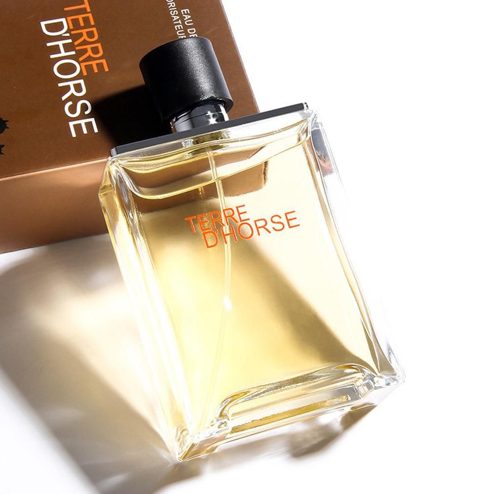 Hermes Terre D'Hermes EDT น้ำหอมแนว Woody - Spicy บอกเล่าความสัมพันธ์ระหว่างสุภาพบุรุษกับผืนปฐพี คำกล่าวอันแสนสมถะกลมกลืนกับธรรมชาติและธาตุรอบตัว Terre d'Hermès คือน้ำหอมที่เชื่อมโยงสุภาพบุรุษเข้ากับจุดกำเนิดของเขา เชื่อมต่อแหล่งพลังแห่งความคิดสร้างสรรค์ของชายชาตรี